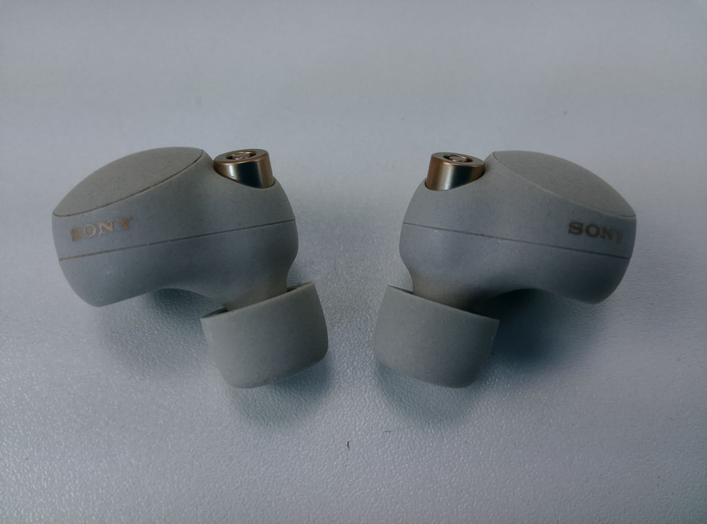 Sony WF-1000XM4 - pohled 4