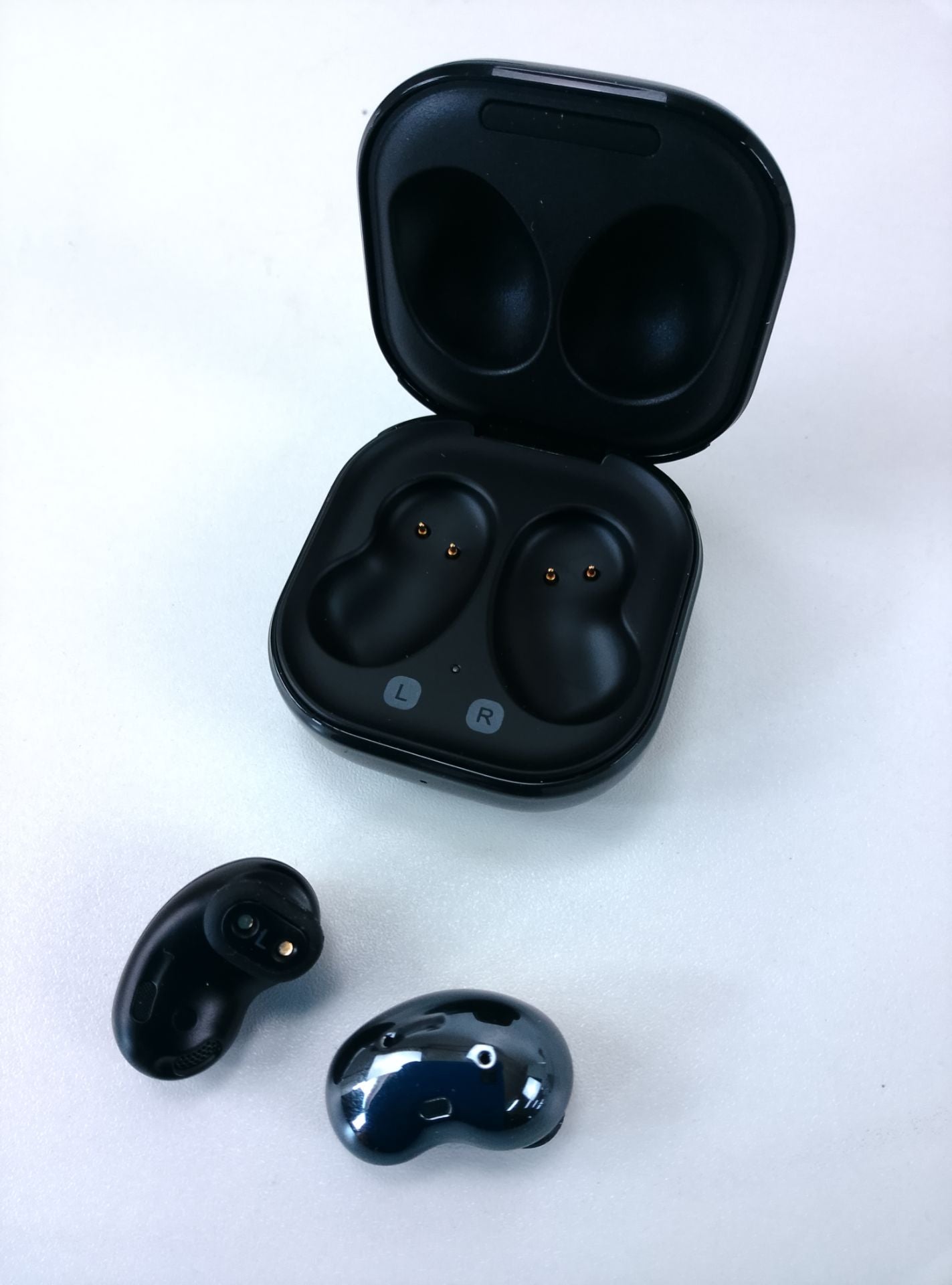 Samsung Galaxy Buds Live - pohled 4