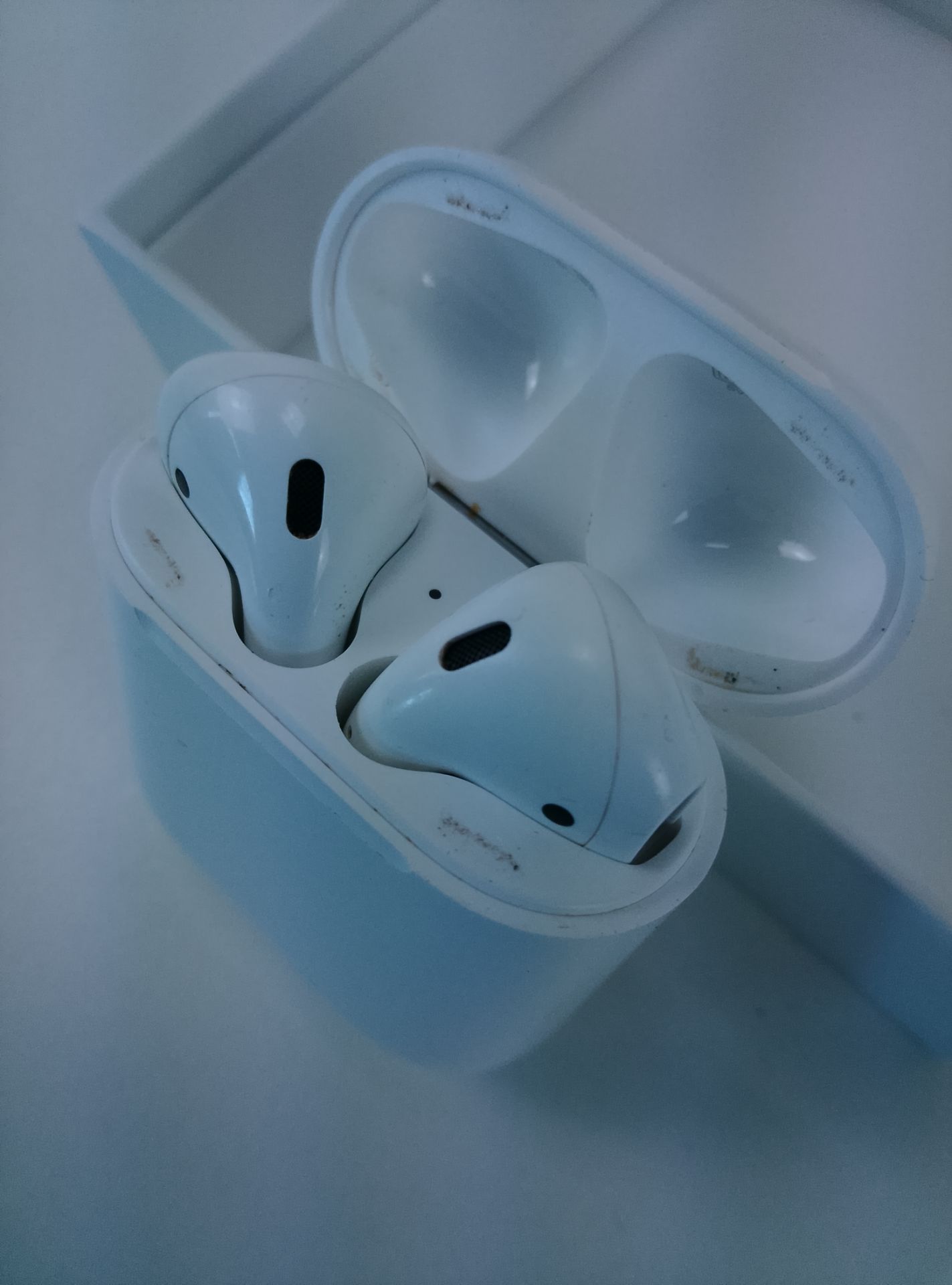 Apple AirPods - pohled 4