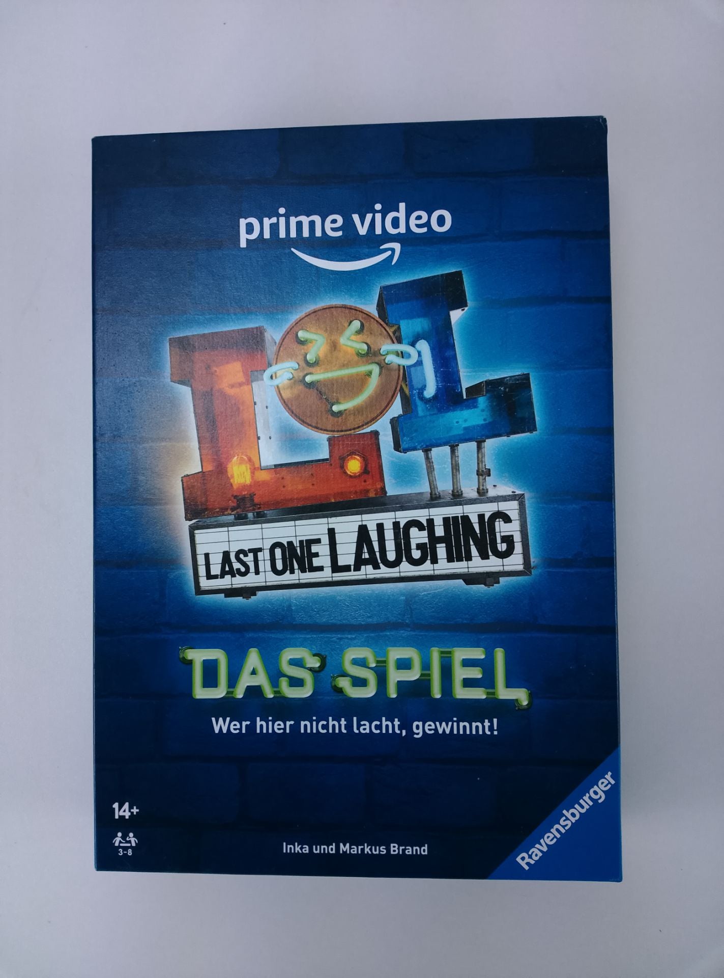 Prime Video Last One Laughing - čelní pohled