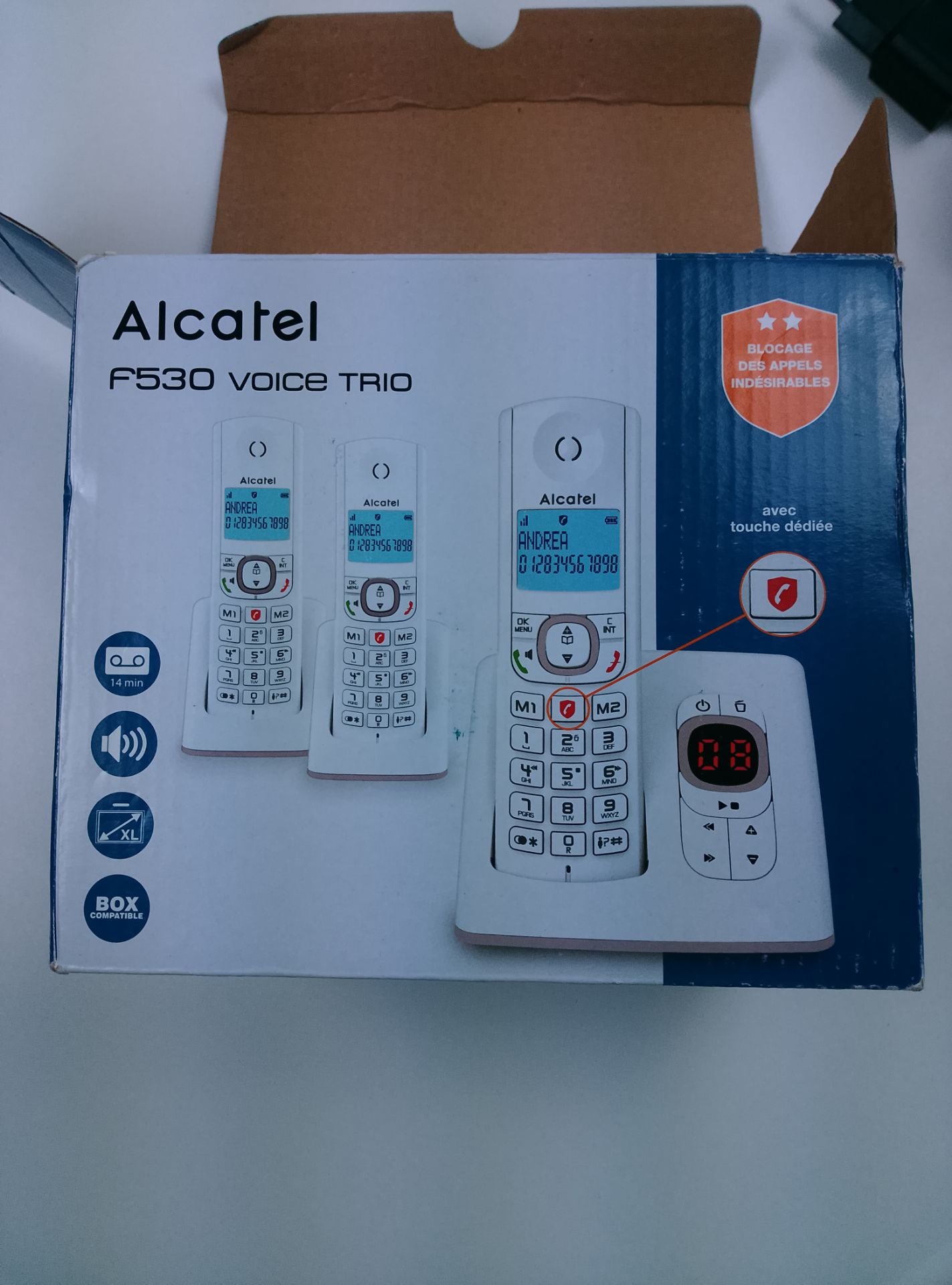 Alcatel F530 Voice Trio - čelní pohled