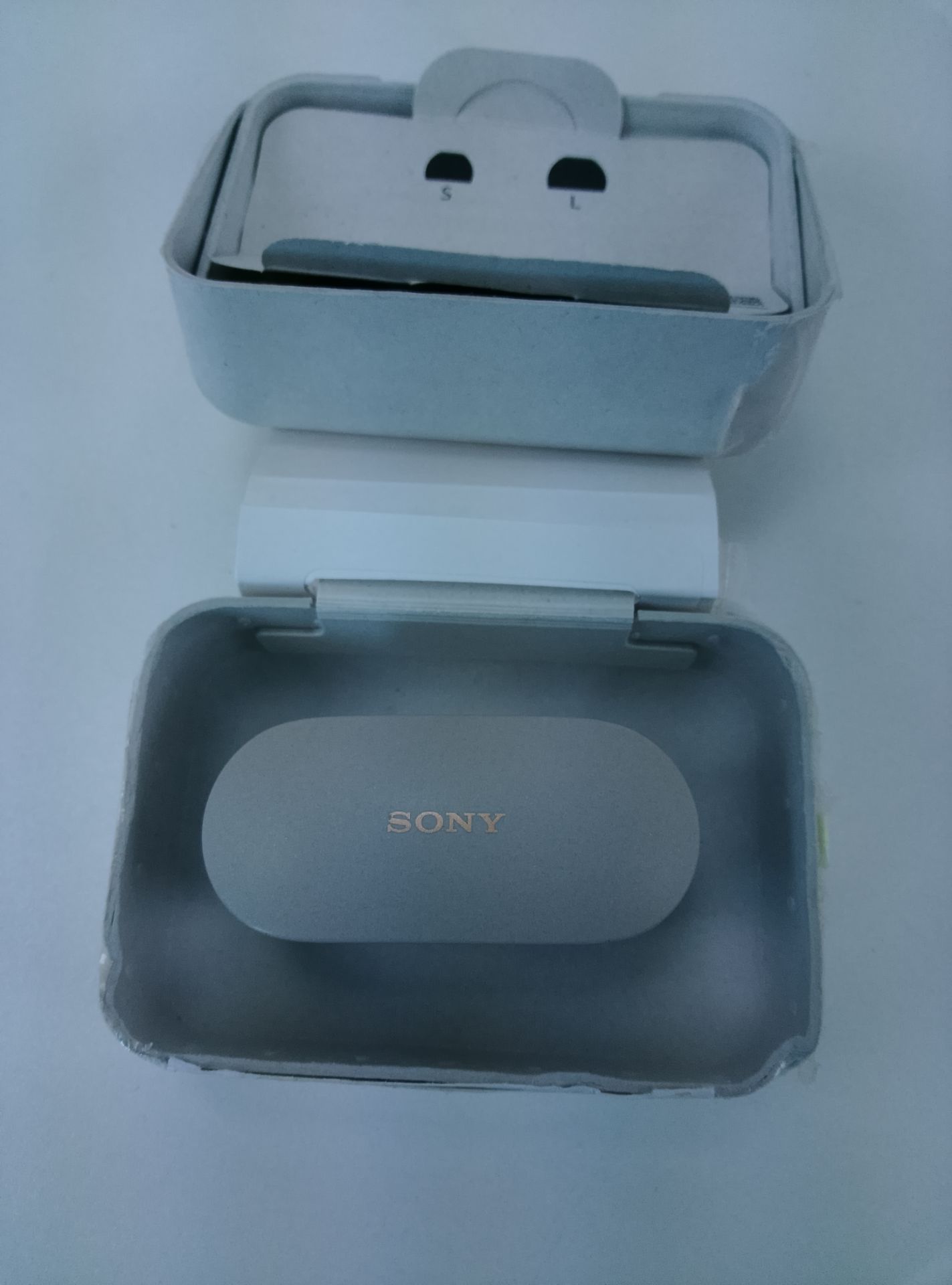 Sony WF-1000XM4 - čelní pohled
