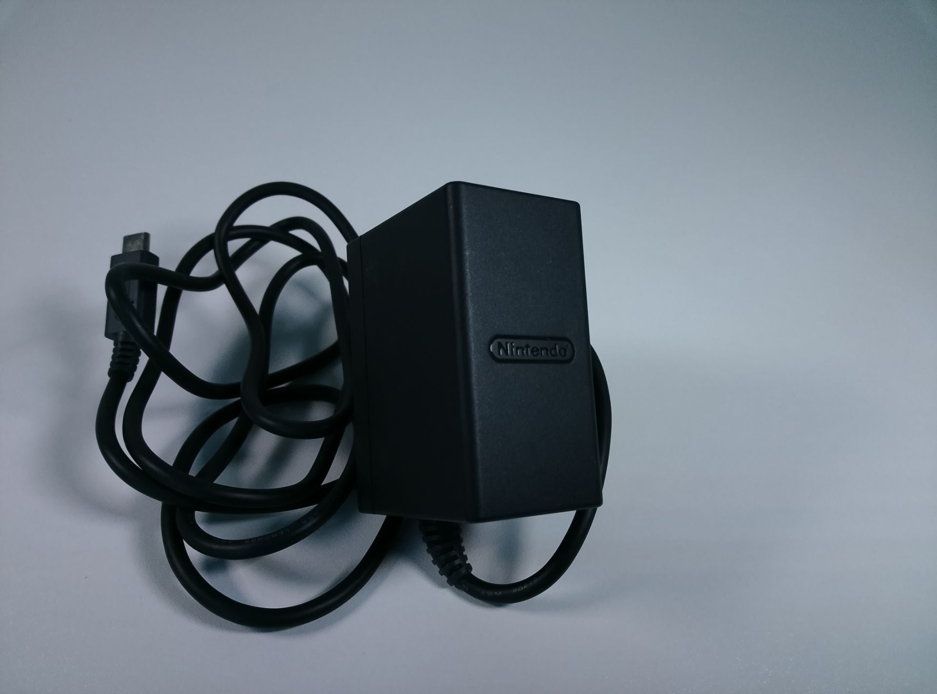 Nintendo AC adapter - pohled 3