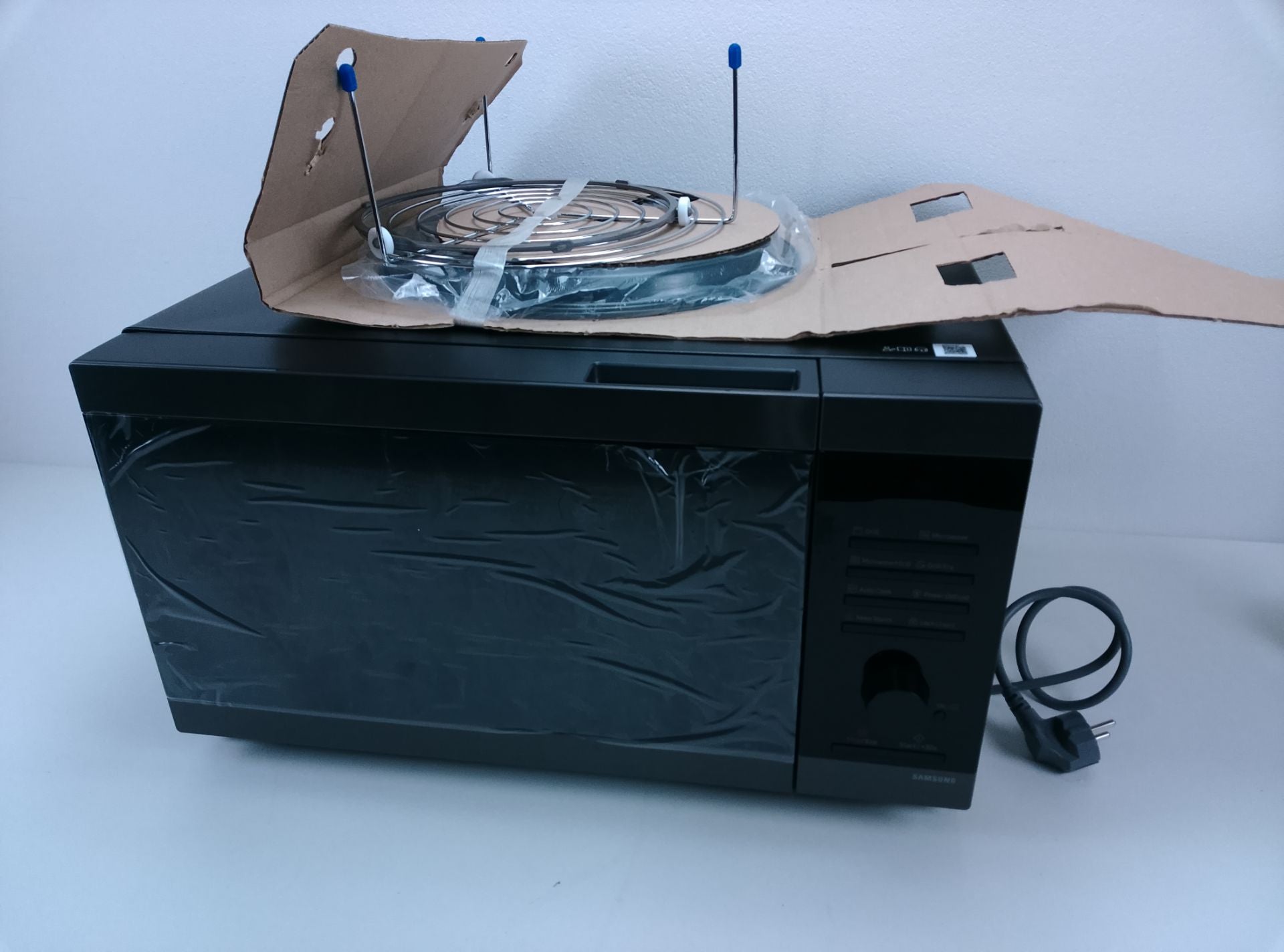 Samsung MG32DG4524CGE1 - čelní pohled