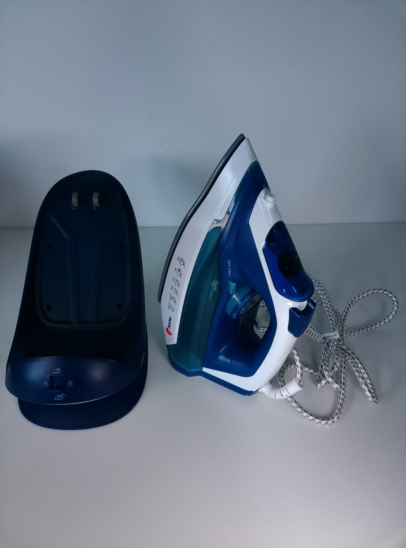 Fagor Ferro a vapor sem fio 2600 W - čelní pohled