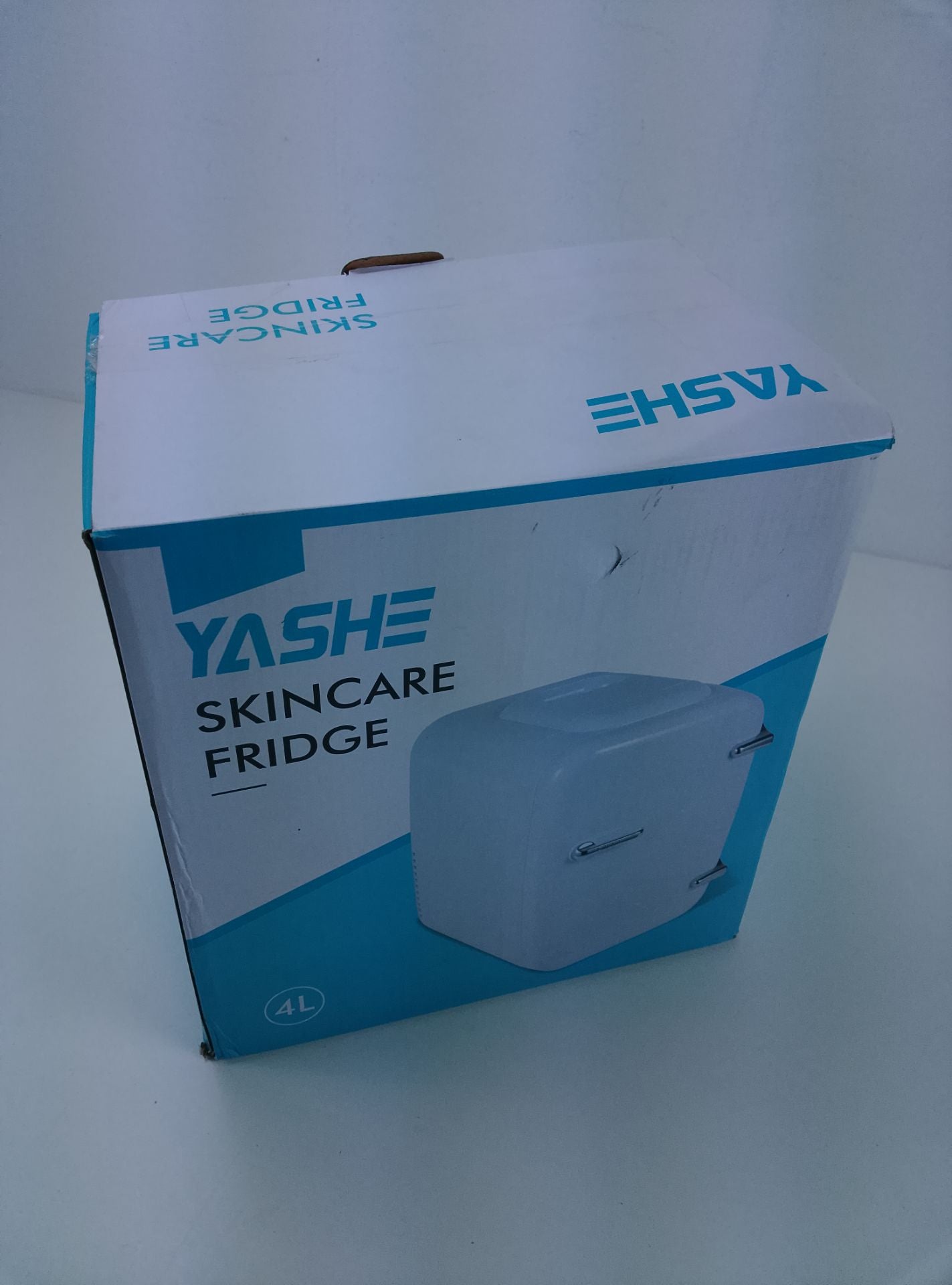 Yashe Skincare Fridge - čelní pohled