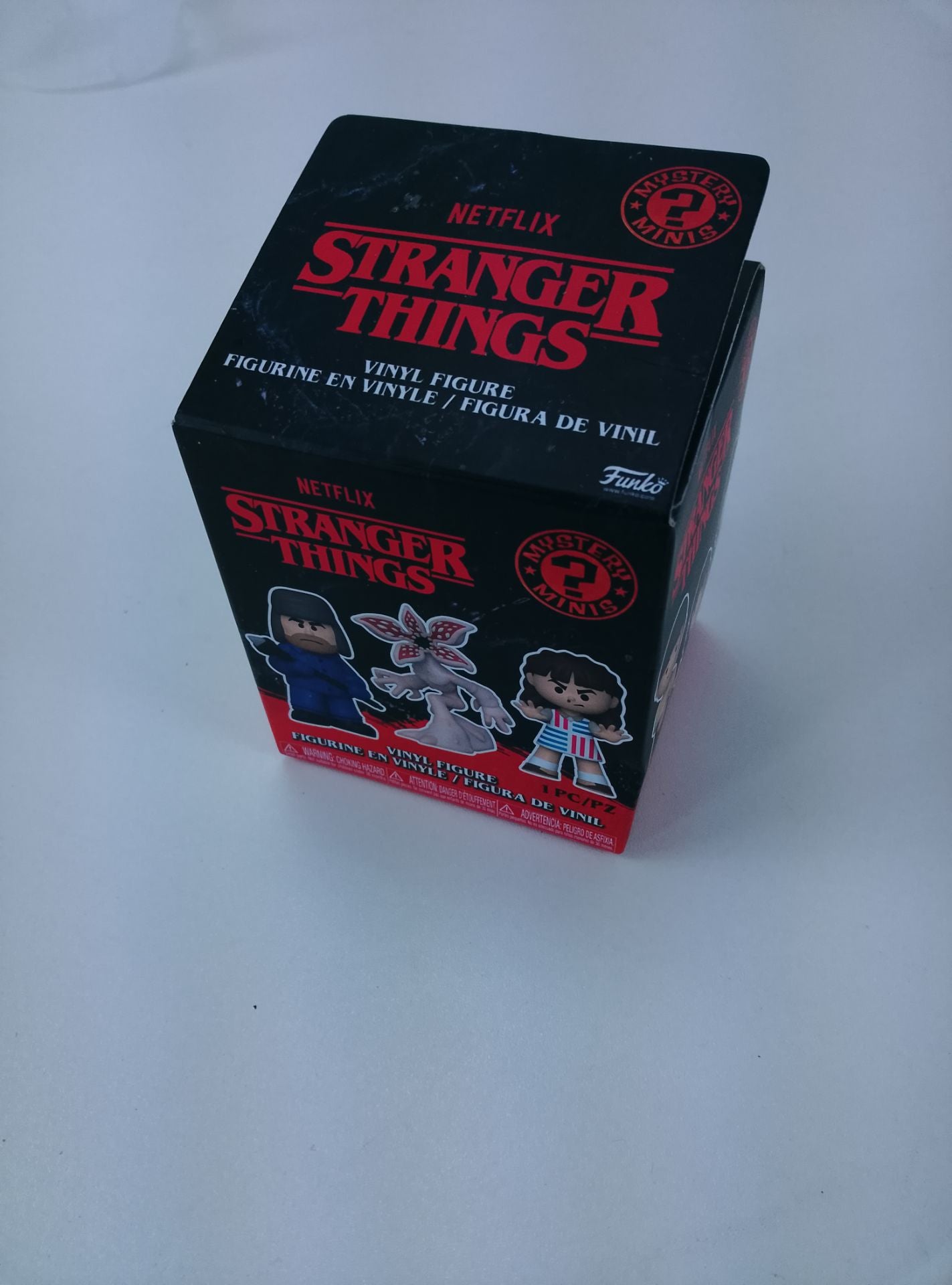 Stranger Things Neznámý model - čelní pohled